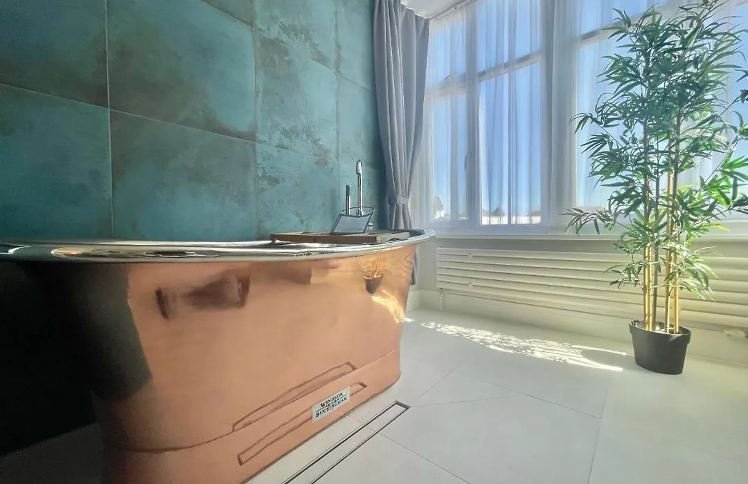 Coastline Retreats: Themed Seaside Apartment with Luxury Bath-1