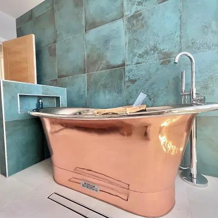 Coastline Retreats: Themed Seaside Apartment with Luxury Bath-3